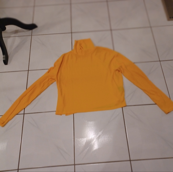 4/$40 Yellow Turtleneck - Size Medium - Picture 5 of 7